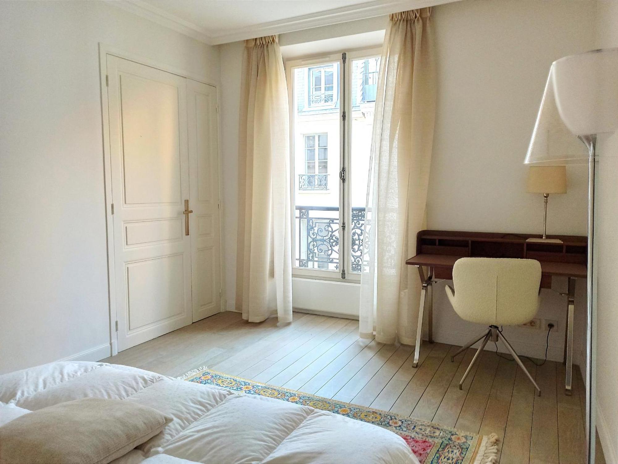 Rue De L'universite - 7 Apartment